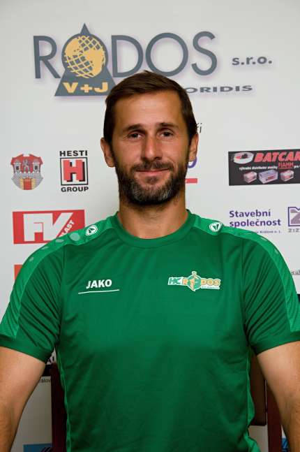 14 POLÁK Jaroslav 180/89/37 let / prošel týmy HK, Kadaň, Písek, Ostrava, Kut. K. / V 1. lize odehrál 224 zápasů, 12 startů za PlZ v extralize / 27 záp. 33 KB (15+18) / PO 6 zápasy 5 KB (1+4) / ve 3,5 letech táta / Fotbal, tenis a trénování dětí...