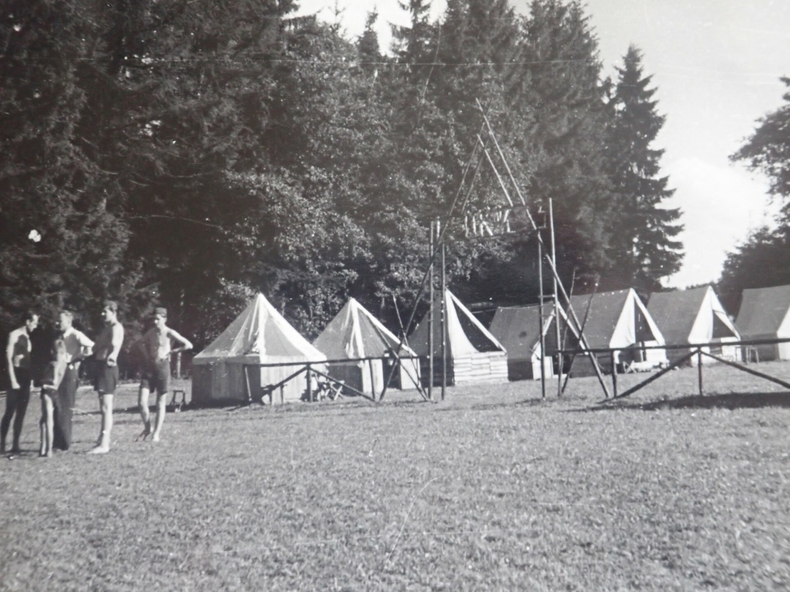 Tábor 1. oddílu společně s Vlčaty u Horní Branné v roce 1946